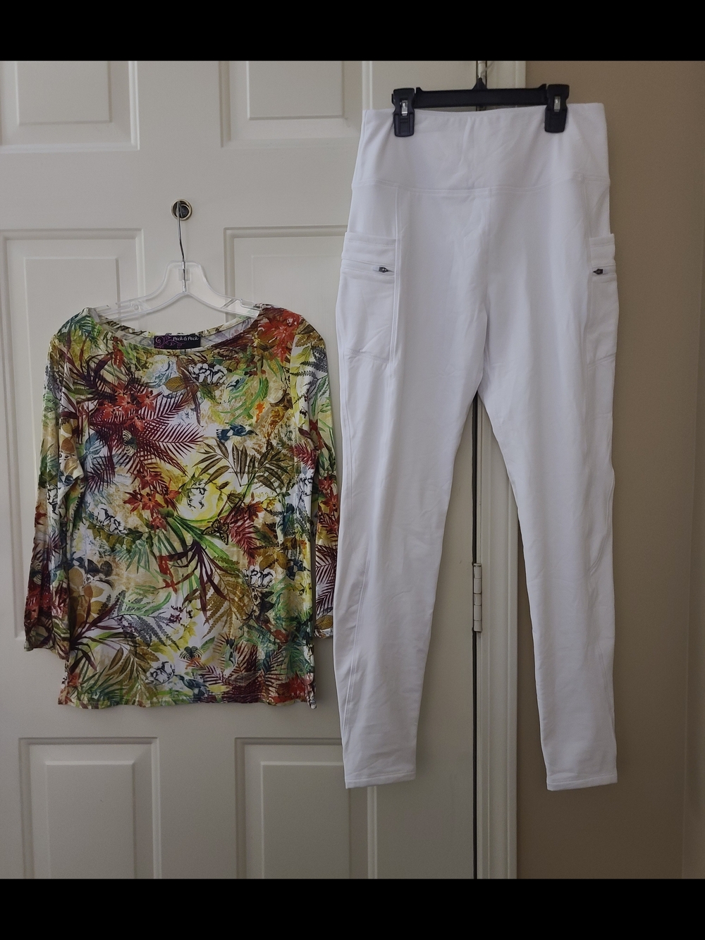 Peck & Peck Fliral Top & White Pull-On Super Soft Spongy Leggings